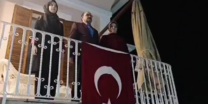 Vali Ustaoğlu kızı ve eşiyle İstiklal Marşı söyledi