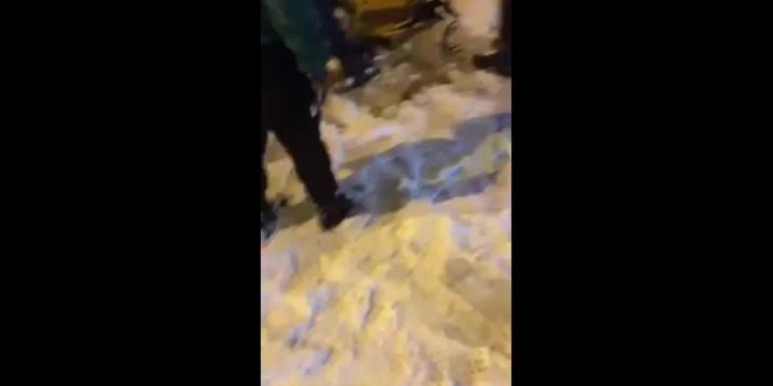 Kar keyfi kötü bitti - Poşetle kayarken aracın altında kaldı