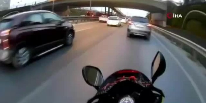 Motosikletli maganda mega kentte trafiği birbirine kattı