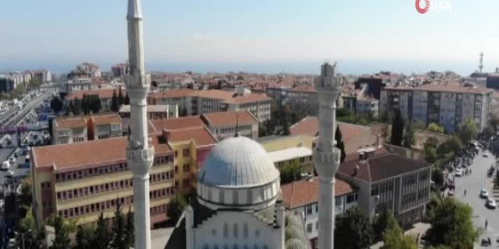 Bir caminin minaresi yıkıldı