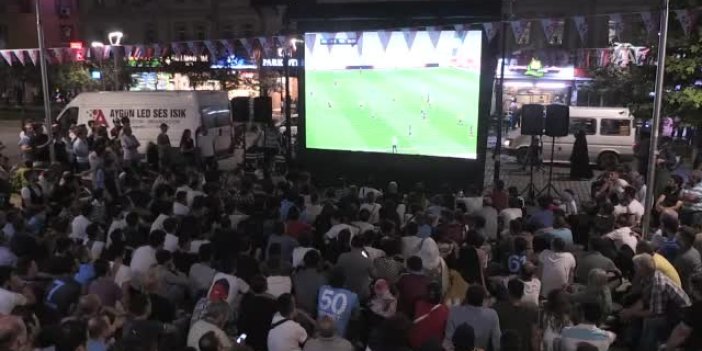 AEK-Trabzonspor karşılaşmasını kent meydanına kurulan dev ekrandan izlediler
