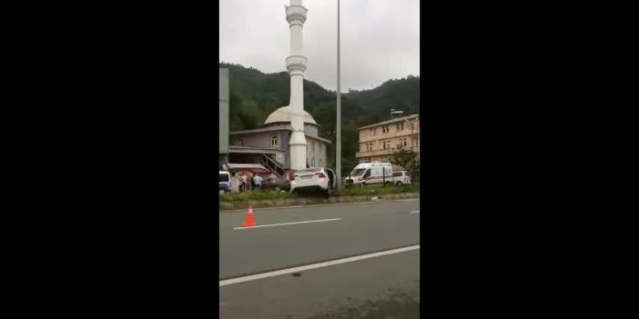 Trabzon'da kaza - Direğe çarparak durabildi