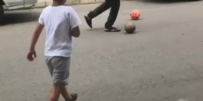 Trabzonsporlu Onazi sokakta çocuklarla futbol oynadı