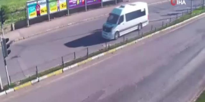 Makas atan sürücü önündeki minibüse çarptı