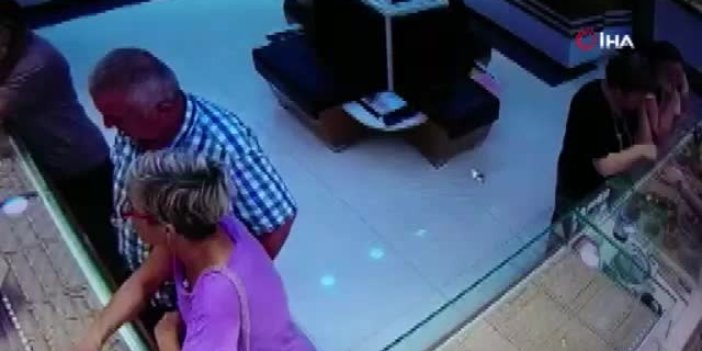 Tırnakçı kadının, sahte alyansla yaptığı hırsızlık kamera