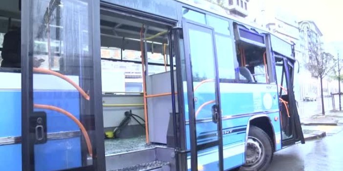 Başkentte özel halk otobüsü belediye temizlik aracına çarptı