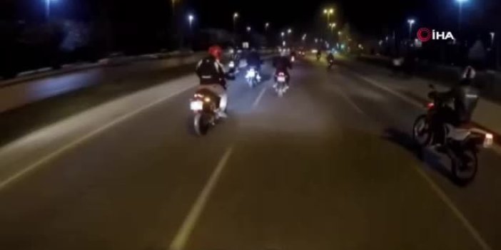 Motosikletli maganda trafikte dehşet saçtı!
