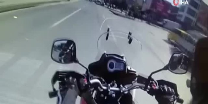 Motosiklet aniden açılan kapıya çarptı