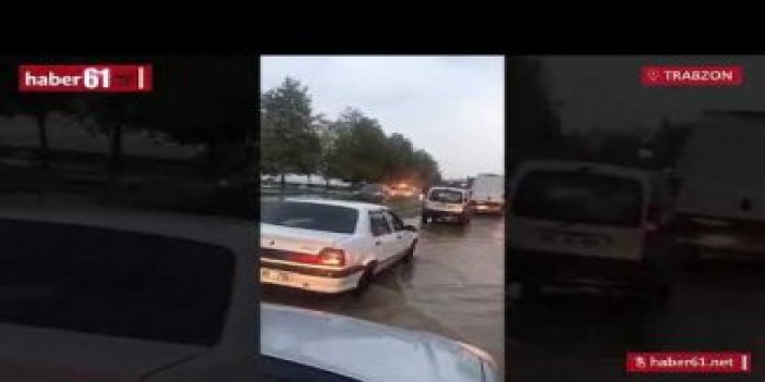 Trabzon'da 10 dakika yağan yağmur yolları göle çevirdi