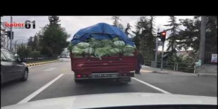 Trabzon'da aşırı yük yükleyen kamyonet tedirgin etti