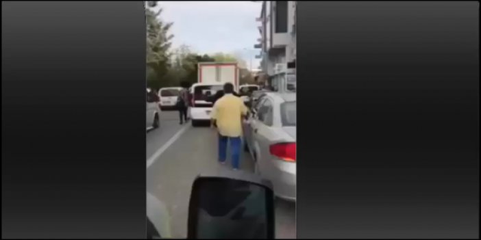 Trabzon'da trafik polisi ceza keserken şarkı söylüyor