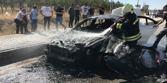 Bayburt'ta seyir halindeki otomobil yandı