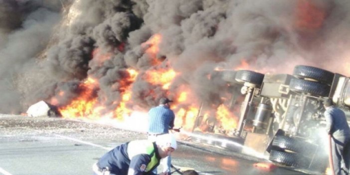 Borçka'da devrilen tanker alev alev yandı