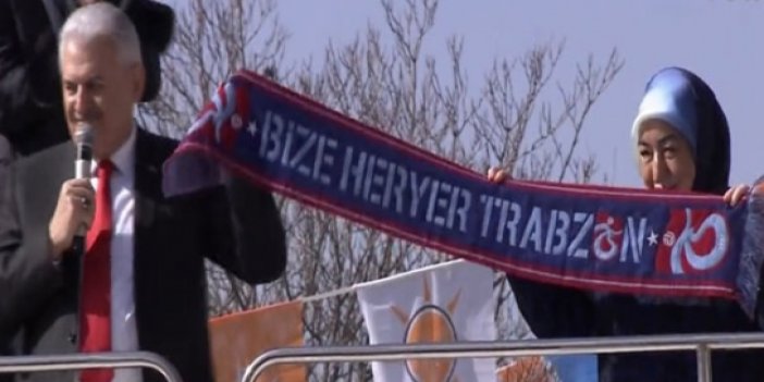 Başbakan Binali Yıldırım Trabzon atkısı ile çıktı