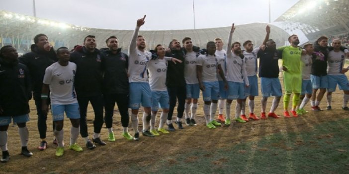 Trabzonsporlu futbolcular galibiyeti taraftarla kutladı!