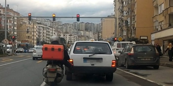 Trabzon'da ilginç görüntü: Yakıtı biten otomobili böyle itti
