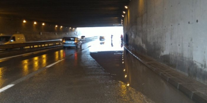 Trabzon'da yağmur trafiği vurdu