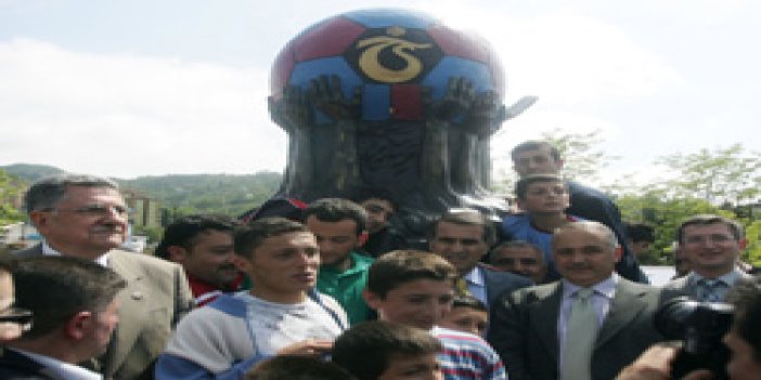 Sürmene'de Trabzonspor anıtı açıldı