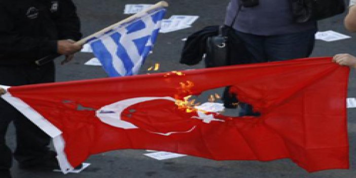 Türk Bayrağı'nı böyle yaktılar