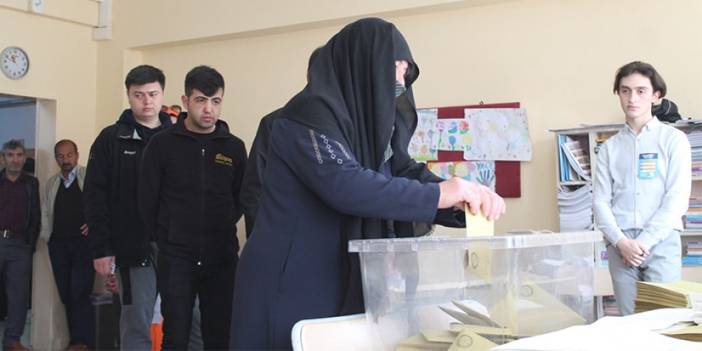 Türkiye'nin en az nüfuslu ili Bayburt'ta vatandaşlar oy kullanıyor