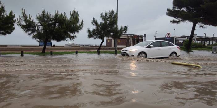 Samsun'da sağanak yağış yolları göle çevirdi