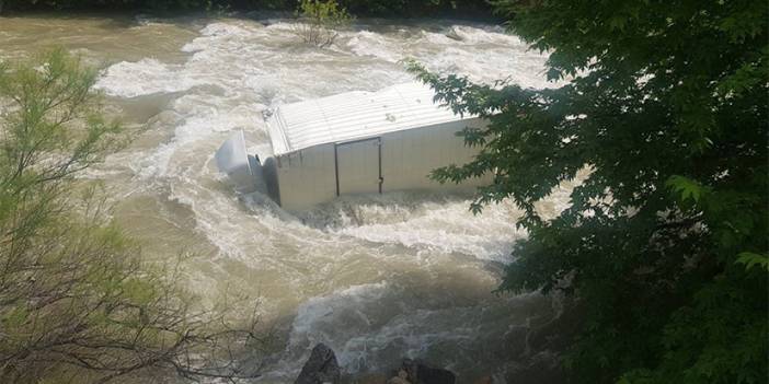 Artvin'de Çoruh Nehri'ne uçan kamyon şoföründen 10 gündür haber yok