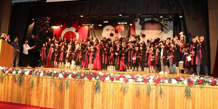 Trabzon Üniversitesi Beşikdüzü MYO mezunlarını verdi
