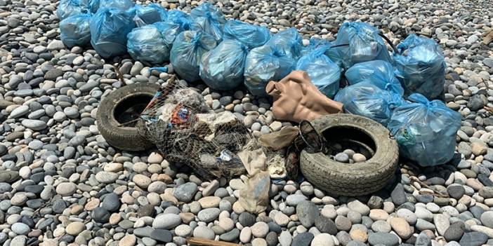 Rize'de üniversite öğrencileri denizden 150 kilo çöp çıkardı