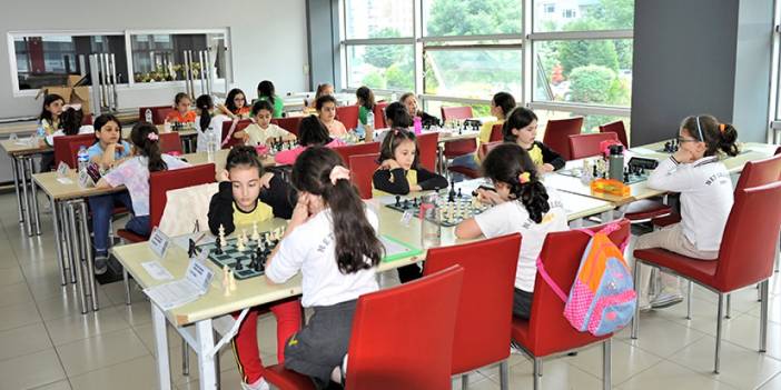 Trabzon'da minikler satranç müsabakalarında yarıştı