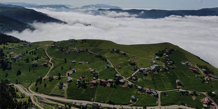 Trabzon'un yaylalarında hayran bırakan bulut denizi