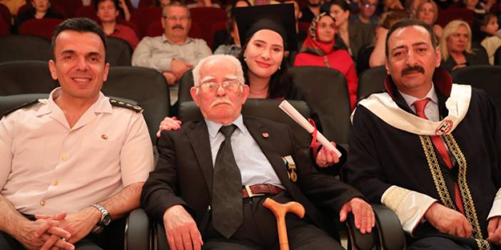 Trabzon Üniversitesi mezuniyet töreni düzenlendi! 90 yaşındaki gazi törene katıldı