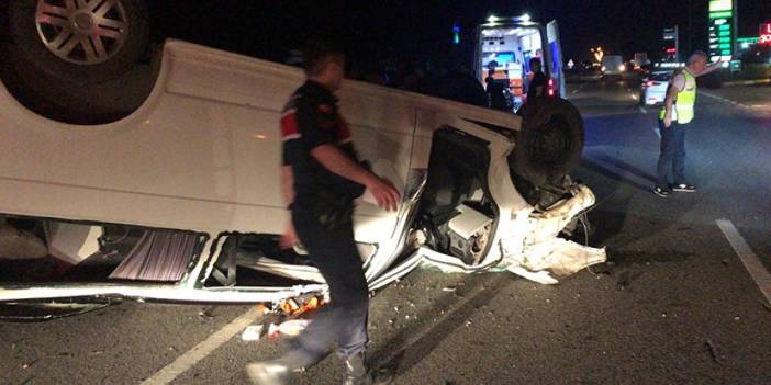 Samsun'da korkunç kaza! Aydınlatma direğine çarpan araç devrildi