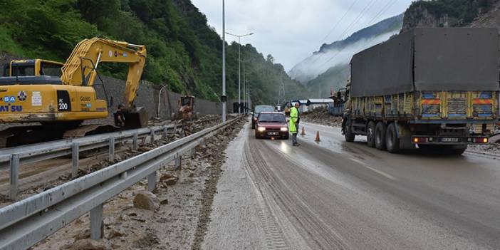 Heyelan nedeniyle kapanan Trabzon Gümüşhane yolunda son durum