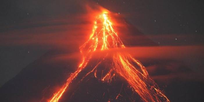 Filipinler'de Mayon Yanardağı patladı!