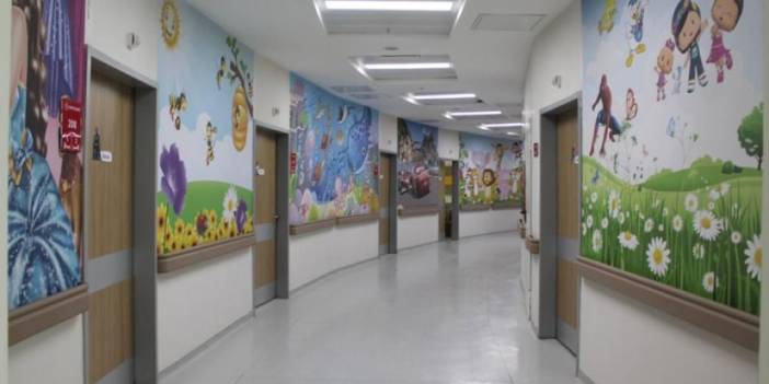 Bayburt'ta Devlet Hastanesi'nde çocukları çizgi film karakterleri karşılıyor