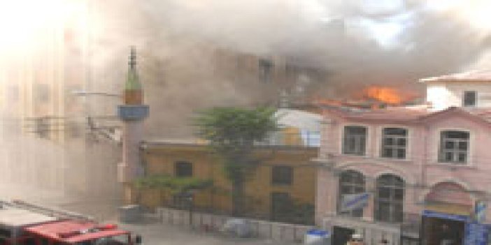 Camilere bombalı saldırı