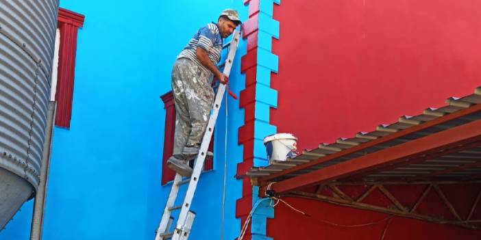 Mersin'de muhtarın Trabzonspor aşkı! Evinin duvarlarını bordo maviye boyadı