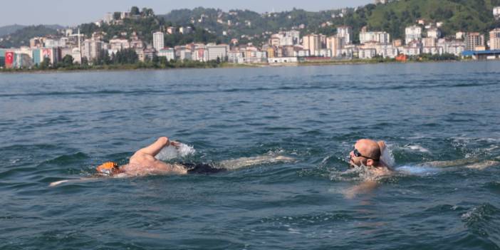Rize'de 16 kişilik grup 15 Temmuz Şehitleri anısına 4 kilometre yüzdü