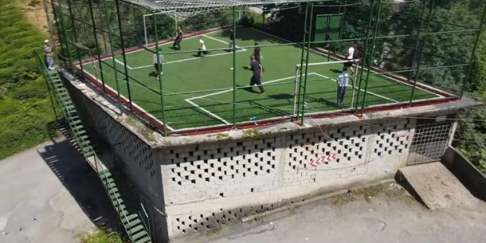 Trabzon'da gençler çay alım yerinin damında yapılan halı sahada futbol oynuyor