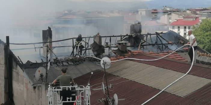 Samsun Çarşamba'da apartmanın çatısında çıkan yangın hasara yol açtı