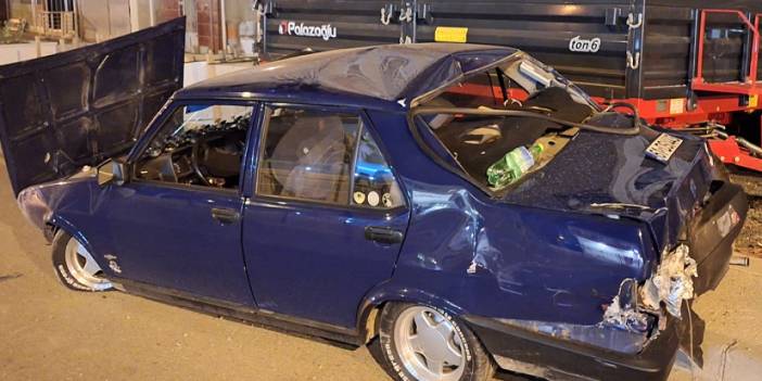 Trabzon plakalı otomobil trafoya çarptı! Trafodan kopan parçalar bir kişiyi yaraladı