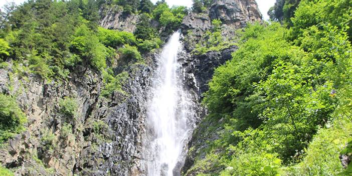 Trabzon'da 120 metreden akan şelale görenleri büyülüyor