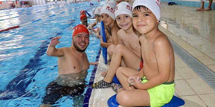 Trabzon'da çocukken tedavi için yüzmeye başlamıştı! Artık çocukları eğitiyor