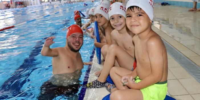 Trabzon'da ortopedik engelli antrenör çocuklara yüzme öğretiyor
