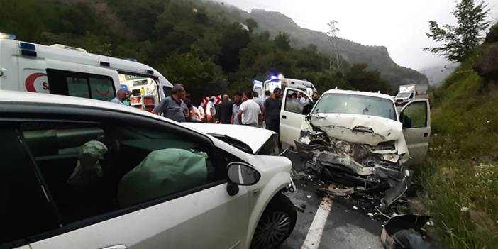 Trabzon'da iki araç kafa kafaya çarpıştı! 5 yaralı