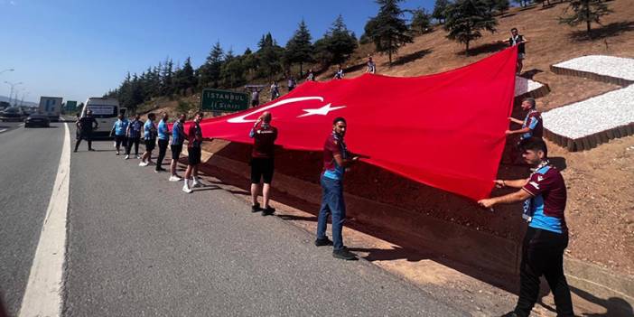 Trabzonspor taraftarlarından dev Türk Bayrağı