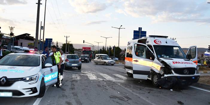 Samsun'da otomobille ambulans çarpıştı! 4 yaralı