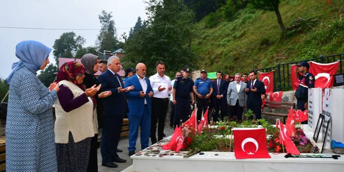 Trabzon Valisi Yıldırım, Eren Bülbül'ün kabrini ziyaret etti