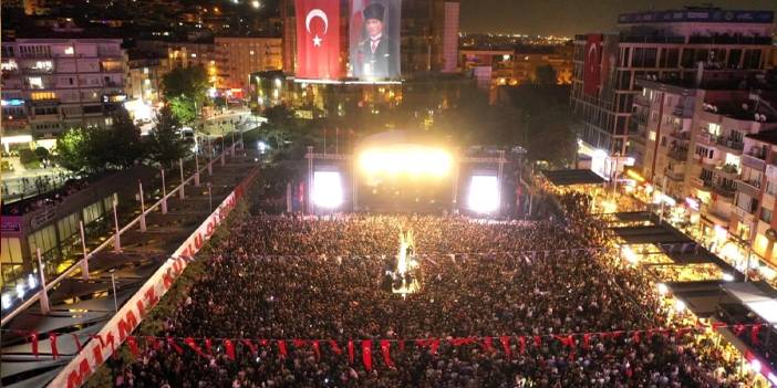 Aydın Büyükşehir Belediyesi'nin düzenlediği konsere binlerce Aydınlı katıldı.