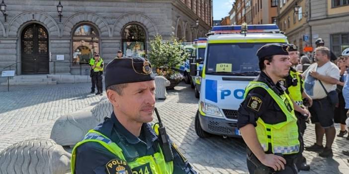İsveç'te Kur'an-ı Kerim yakılmasını engellemeye çalışan 15 kişi gözaltına alındı